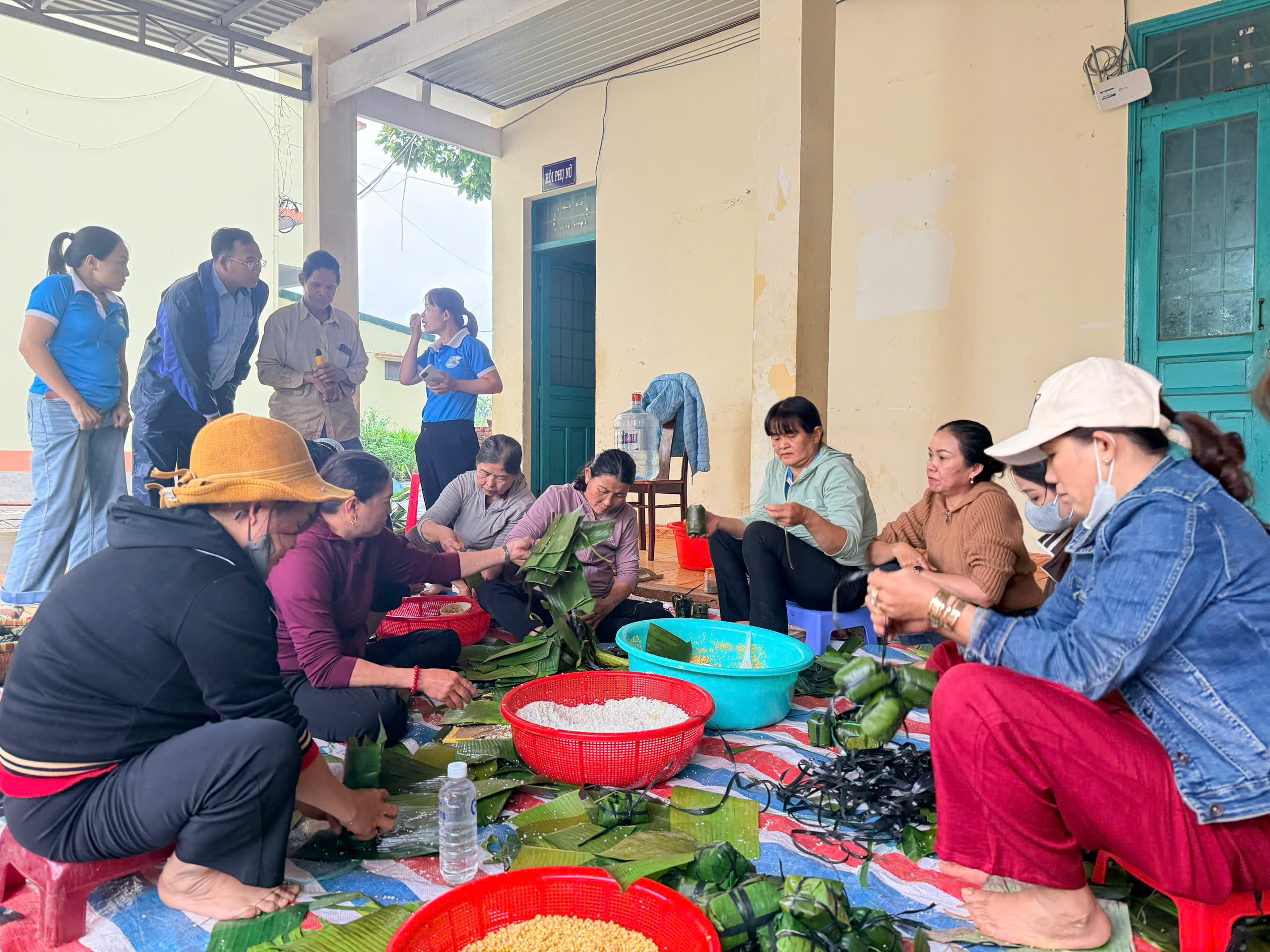 Người dân xã Quảng Phú gói 1.000 bánh ú gửi đến bà con vùng lũ